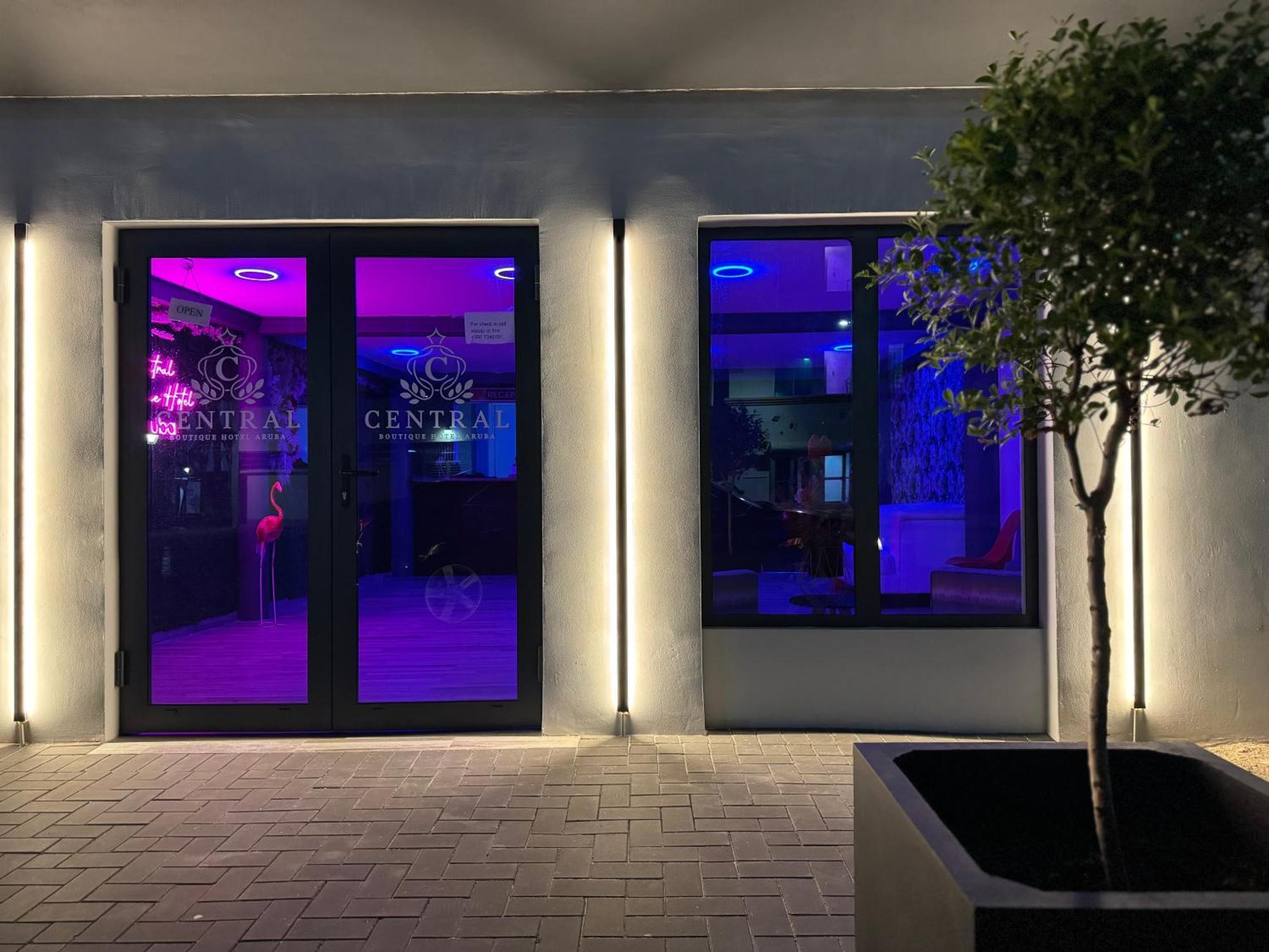 Central Boutique Hotel Oranjestad Bagian luar foto