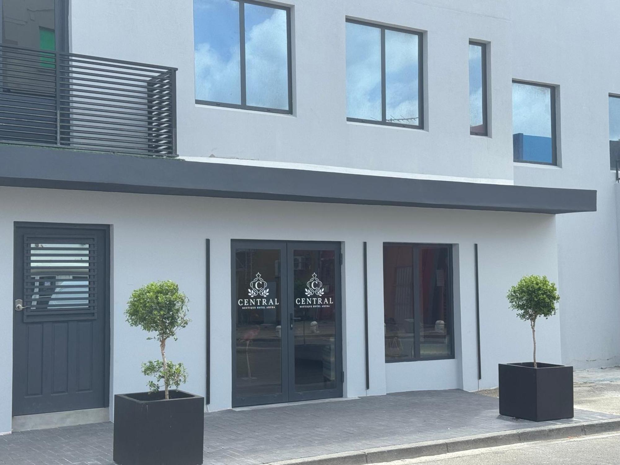 Central Boutique Hotel Oranjestad Bagian luar foto
