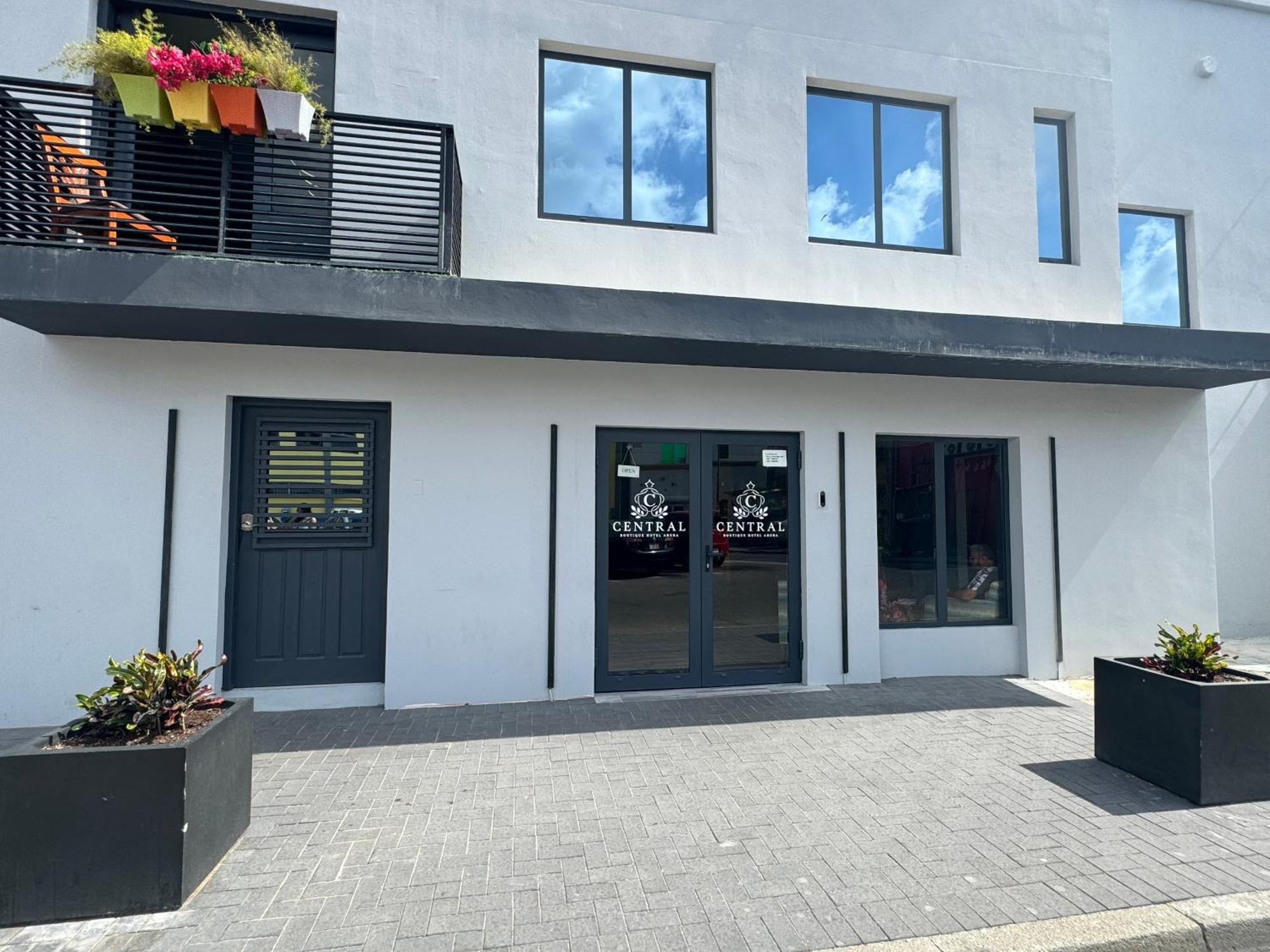 Central Boutique Hotel Oranjestad Bagian luar foto